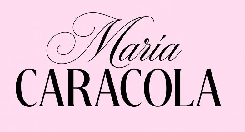 María Caracola, texto negro sobre fondo rosa. «María» en cursiva, «CARACOLA» en tipografía sans-serif.