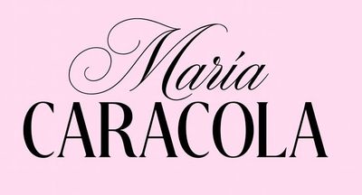 María Caracola, texto negro sobre fondo rosa. «María» en cursiva, «CARACOLA» en tipografía sans-serif.