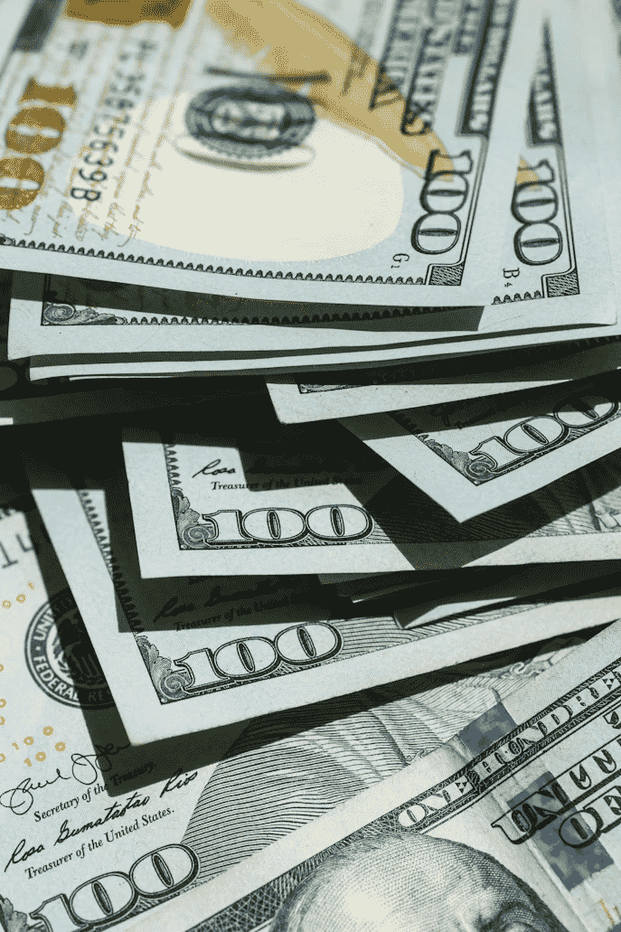 Palo santo humeante, vela encendida, cristales y un cuenco decorativo sobre una superficie texturizada.