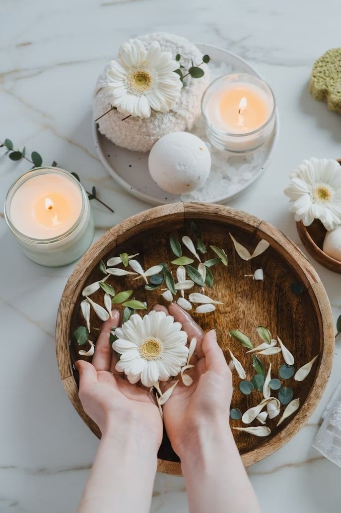 Cristales de varios colores sobre una superficie blanca y esponjosa, con un diagrama de los colores de los chakras.