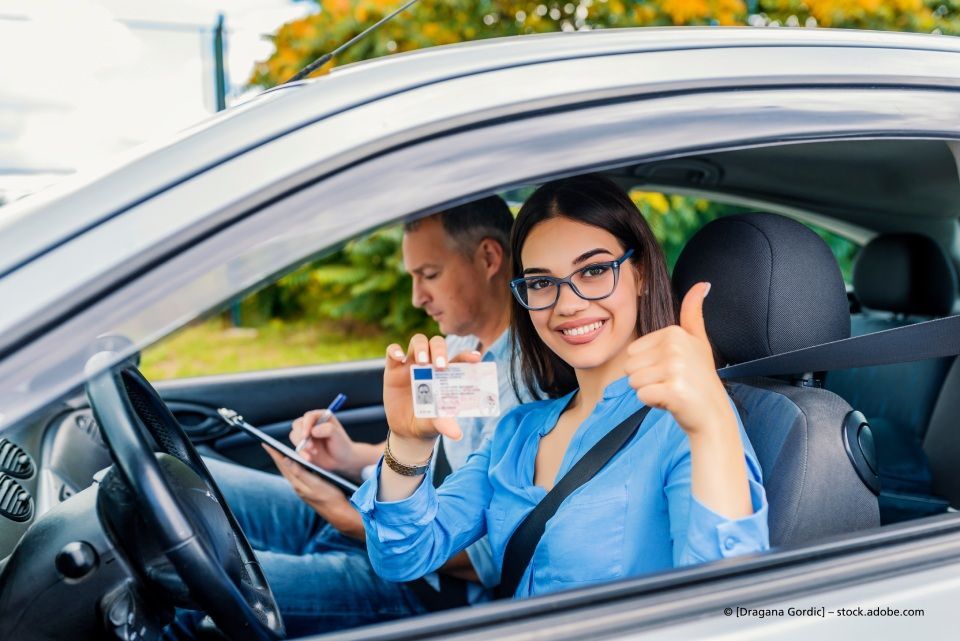 Fahrschülerin mit Führerschein