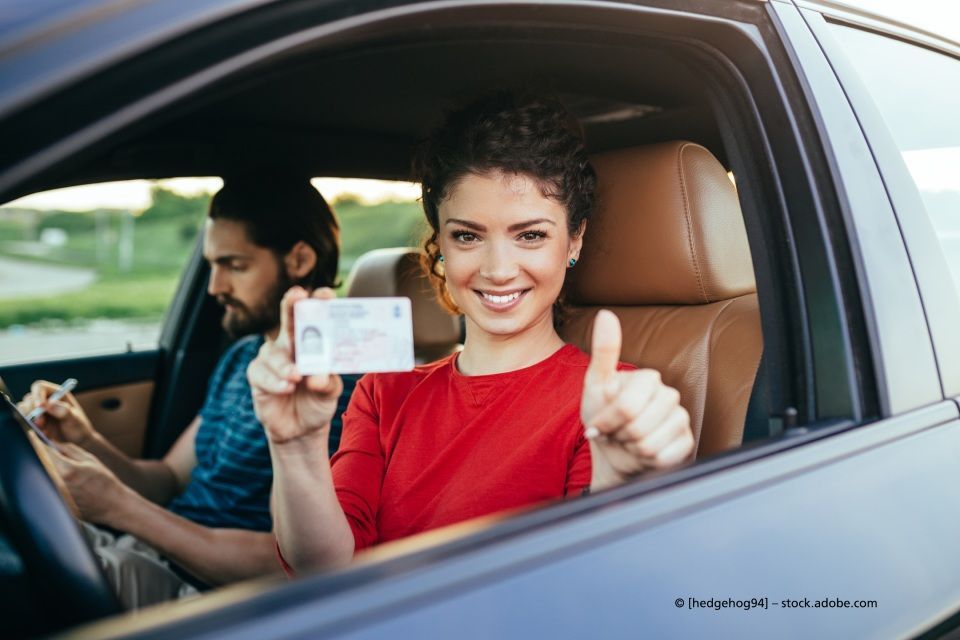 Fahrschülerin mit Führerschein