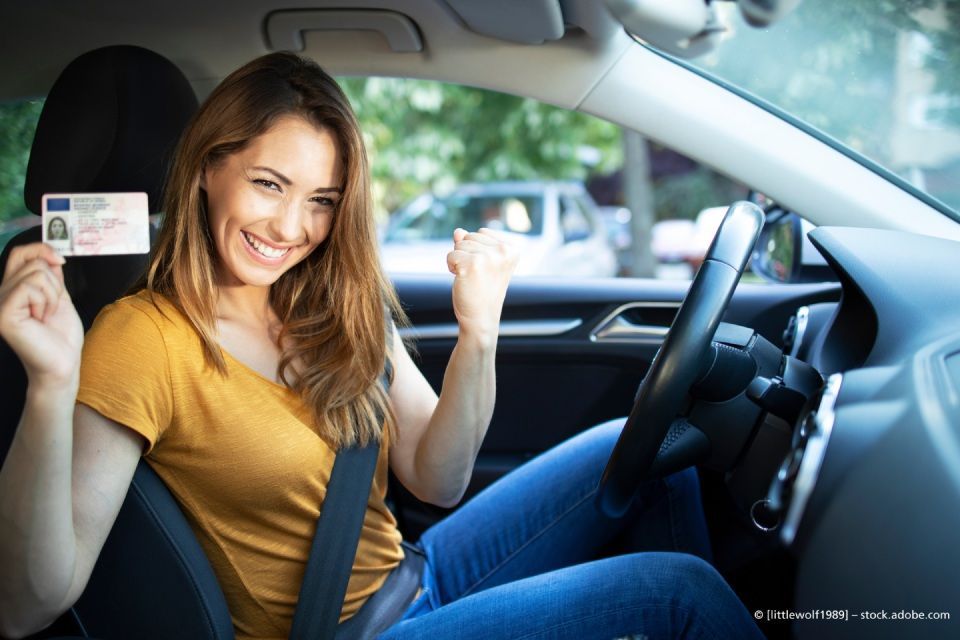 Fahrschülerin mit Führerschein