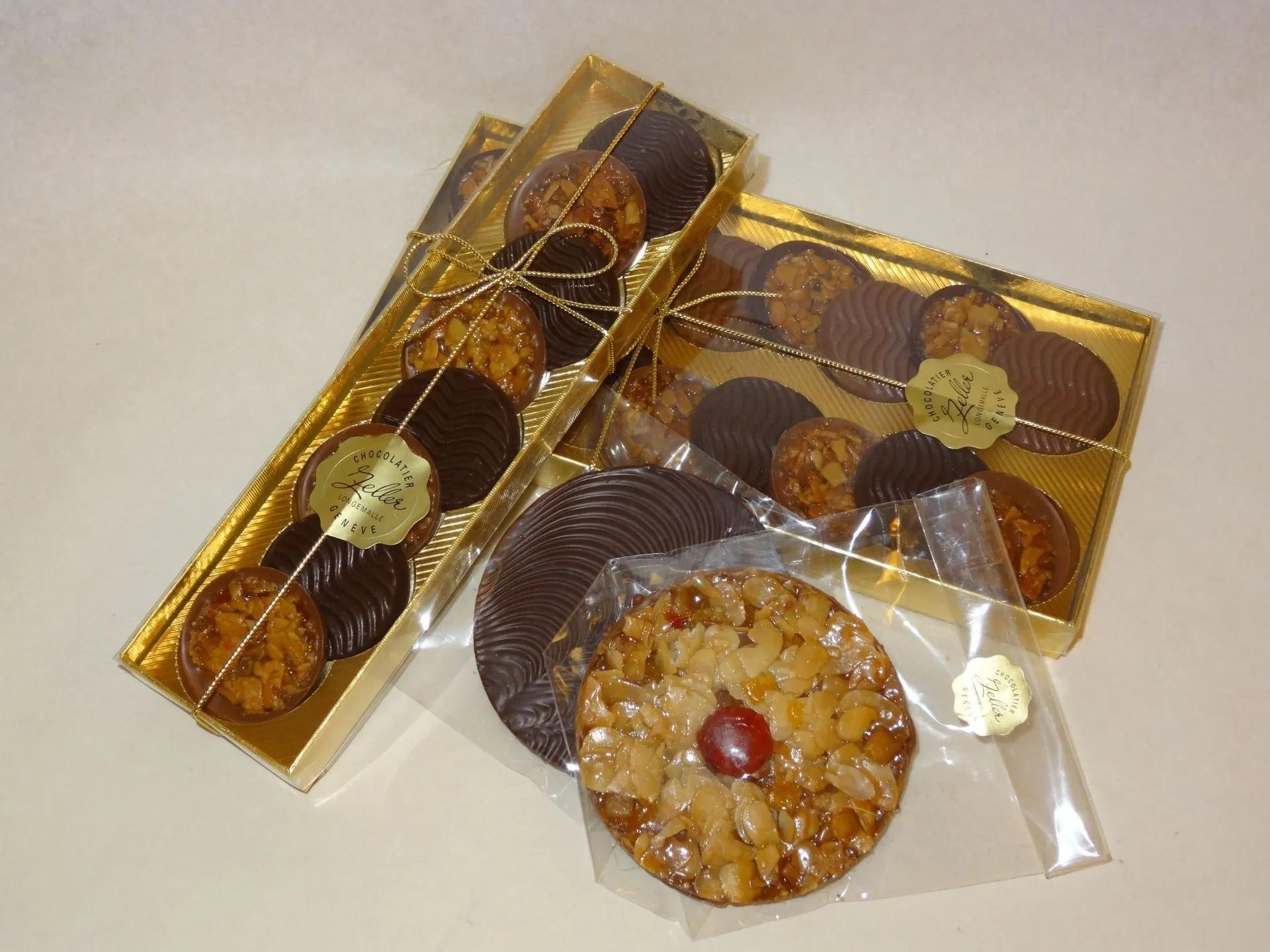 Une boîte de chocolats avec un autocollant sur lequel est écrit « sucre »