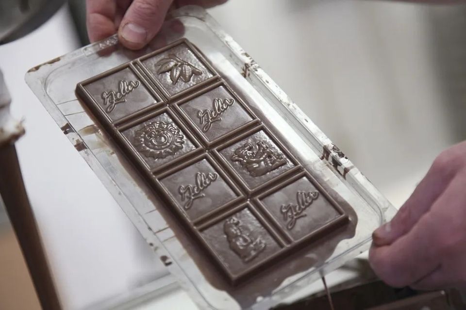 Une barre chocolatée avec le nom Julia dessus