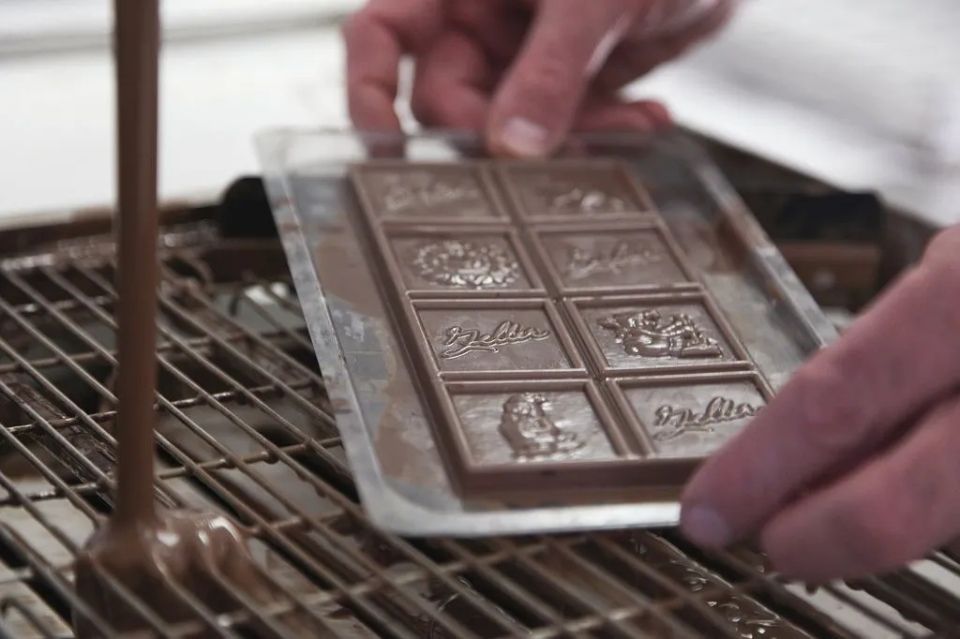 Une barre de chocolat est versée dans un moule