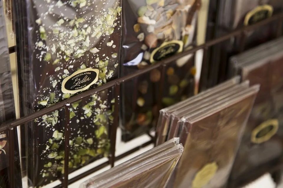 Un tas de barres de chocolat sont posées sur un support.