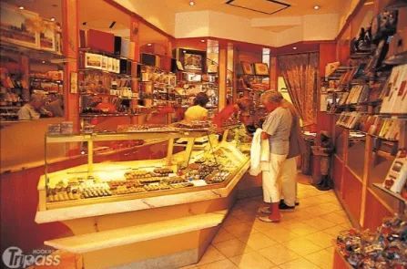 Un couple de personnes debout dans un magasin avec une pancarte indiquant tpass