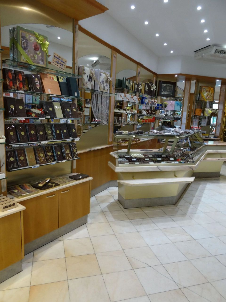 Un magasin avec beaucoup d'étagères et de comptoirs