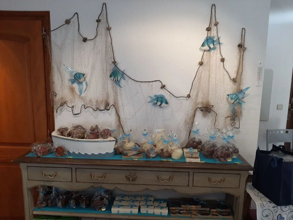 Une table avec des coquillages et des filets de pêche dessus