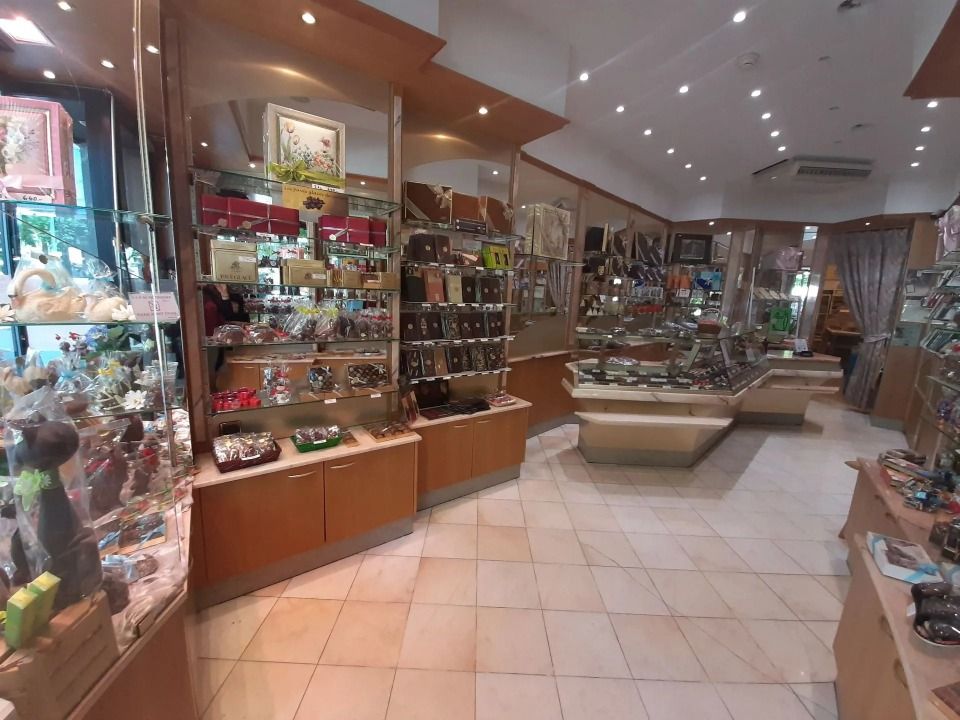 Un magasin rempli de nombreuses étagères et présentoirs.