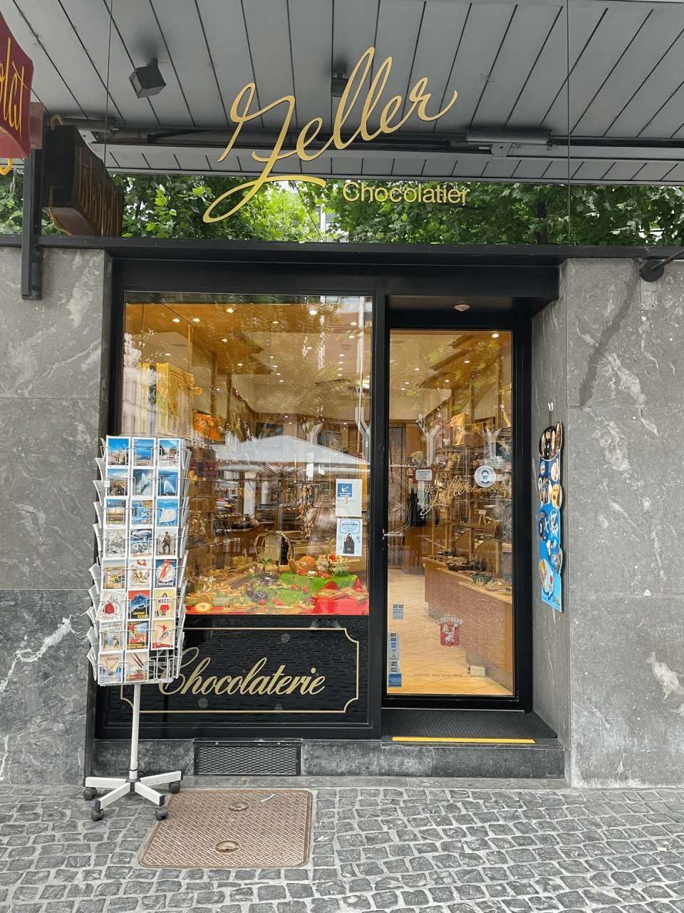 Une devanture de magasin avec un panneau sur lequel est écrit Jeller