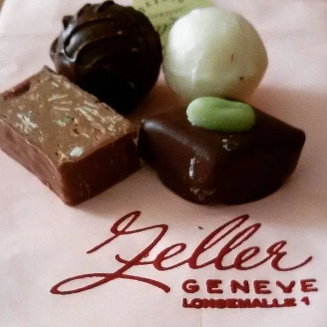 Des chocolats sur un tissu rose avec écrit keller geneve