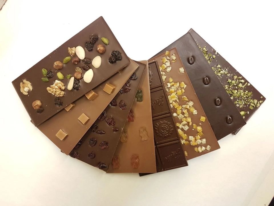 Une variété de barres de chocolat sont empilées les unes sur les autres