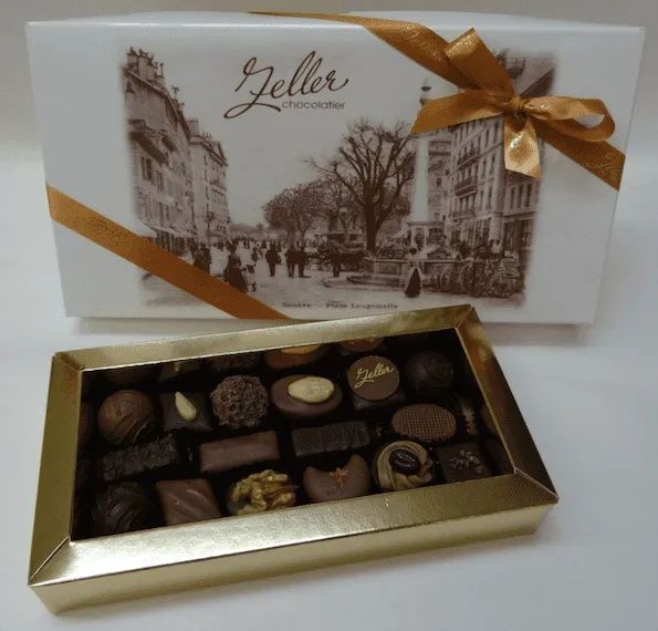 Une boîte de chocolats Zeller est posée sur une table