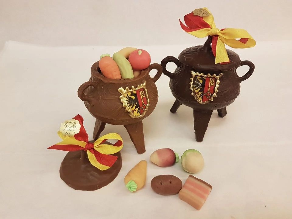 Deux chaudrons de chocolat remplis de bonbons sont sur une table