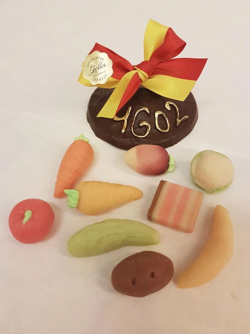 Un gâteau au chocolat avec le numéro 4602 écrit dessus