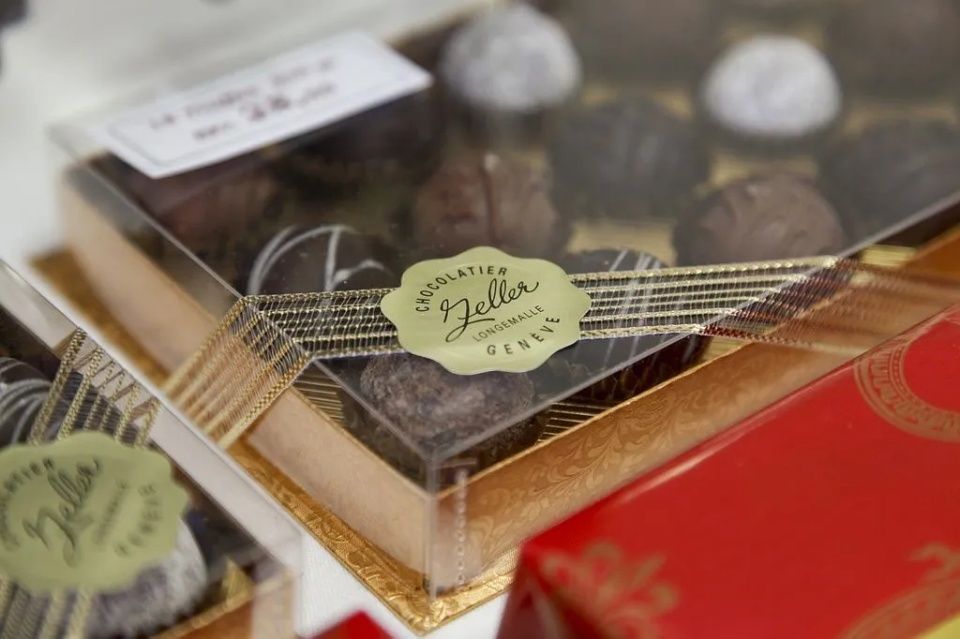 Une boîte de chocolats avec un autocollant dessus qui dit Keller