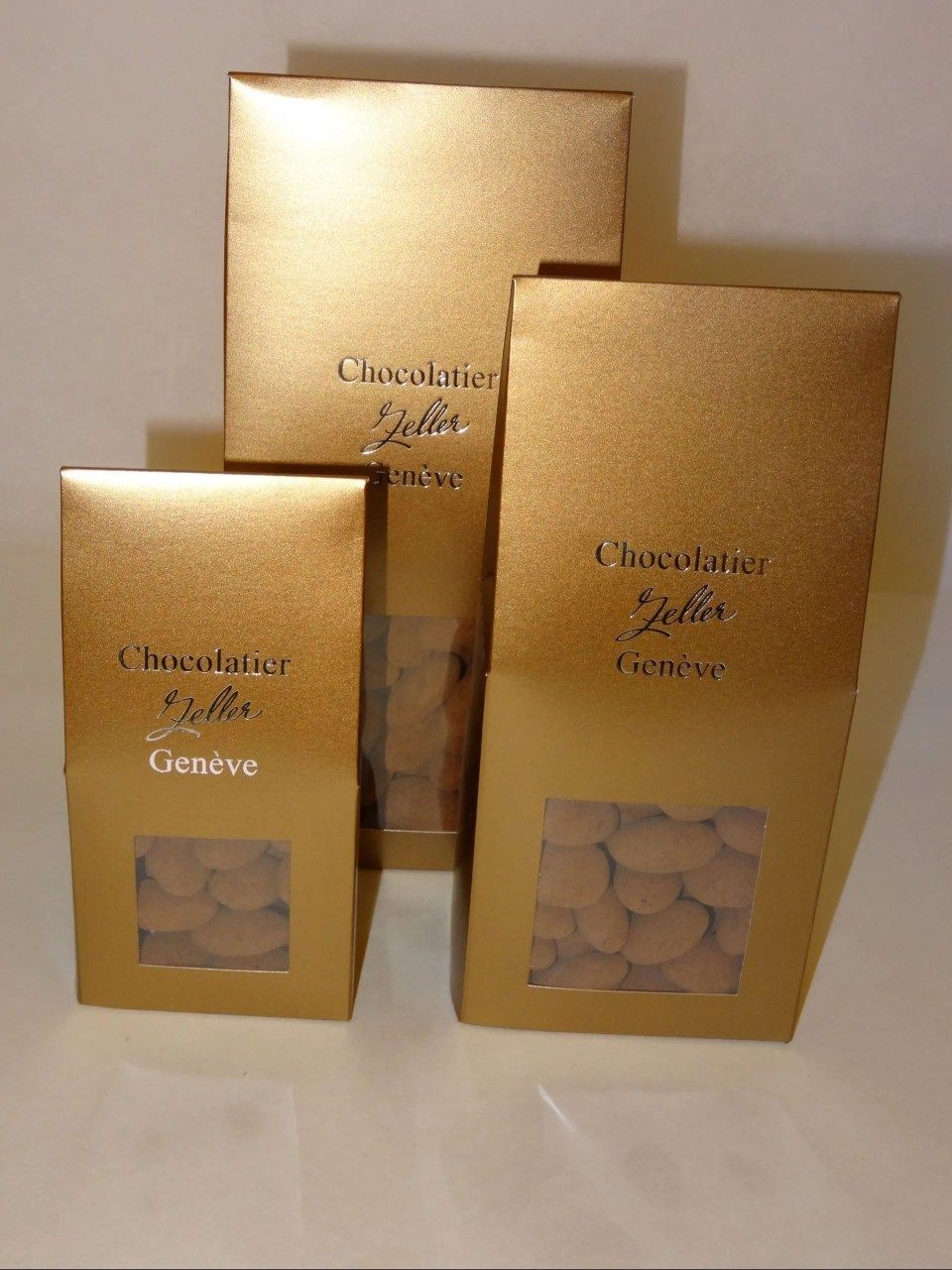 Quatre boîtes de chocolats sont empilées les unes sur les autres