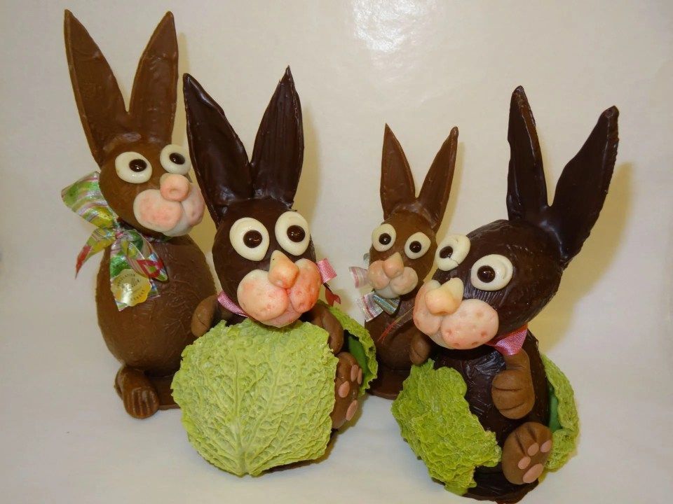 Un groupe de lapins en chocolat sont assis les uns à côté des autres