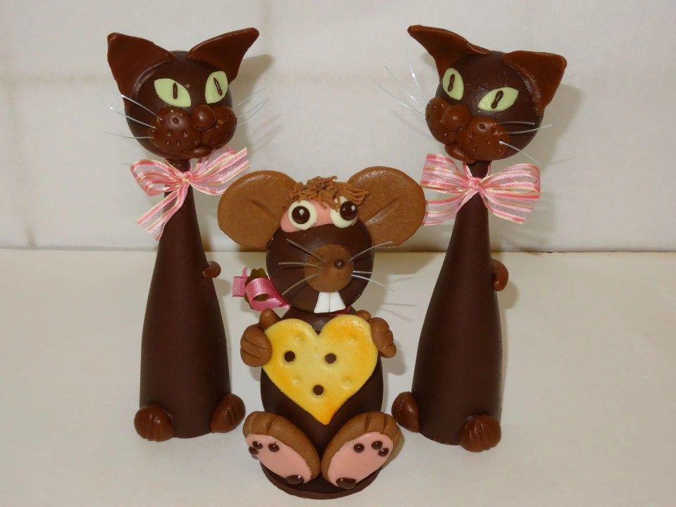 Trois chats en chocolat et une souris en chocolat avec un coeur