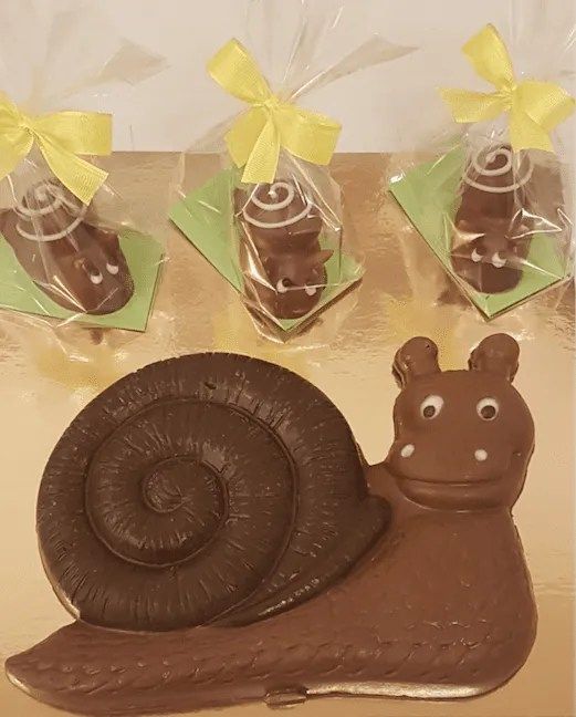 Un escargot en chocolat avec un noeud jaune dessus
