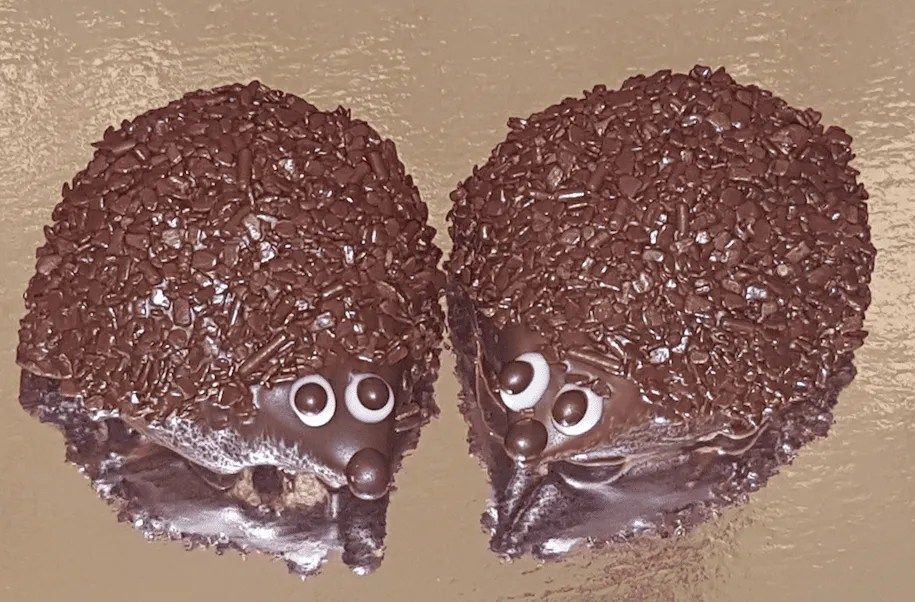 Deux hérissons en chocolat sont assis l'un à côté de l'autre sur une table