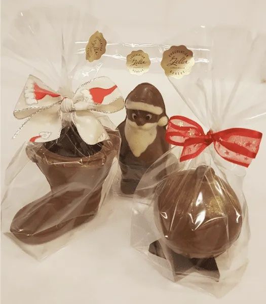 Quelques morceaux de chocolat sont emballés dans du plastique