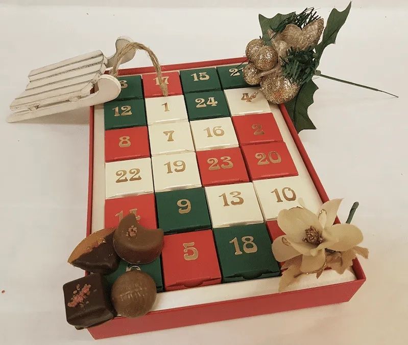 Un calendrier de l'Avent de Noël avec un traîneau suspendu