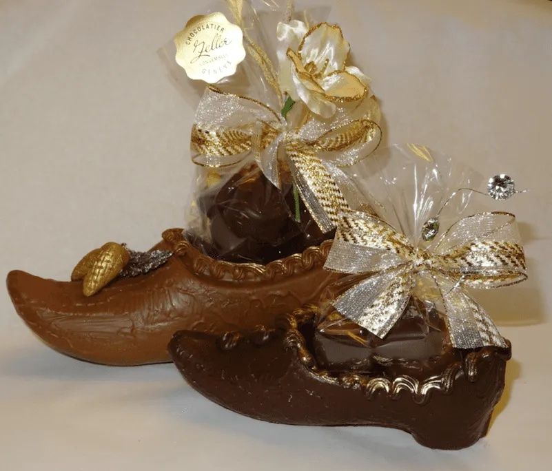 Une paire de chaussures en chocolat posées sur une table