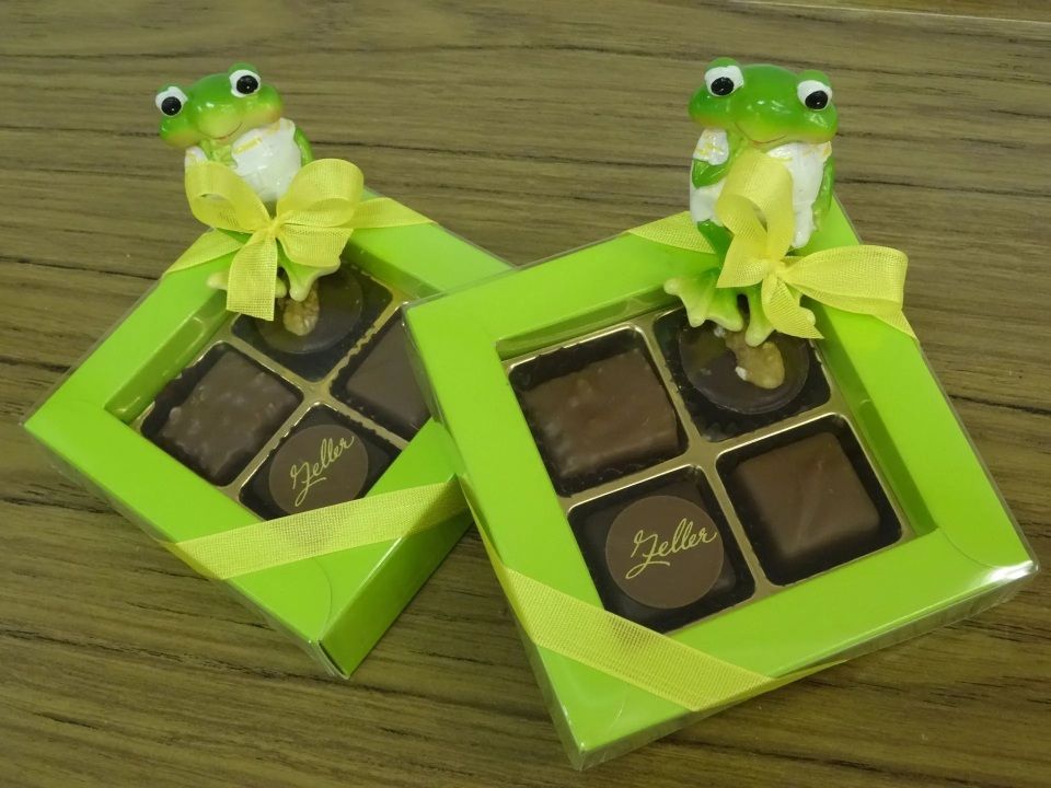 Deux boîtes vertes de chocolats avec des grenouilles dessus