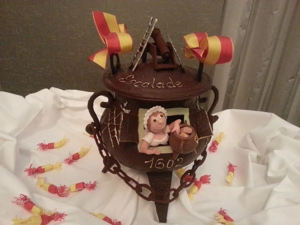 Une maquette en chocolat d'une maison avec l'année 1502 dessus