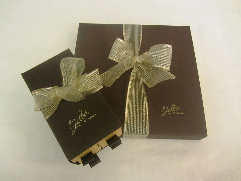 Un coffret cadeau avec un ruban doré et le mot Julia dessus