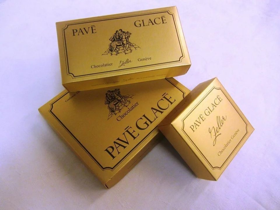 Trois boîtes de chocolat pavé glacé sont empilées les unes sur les autres