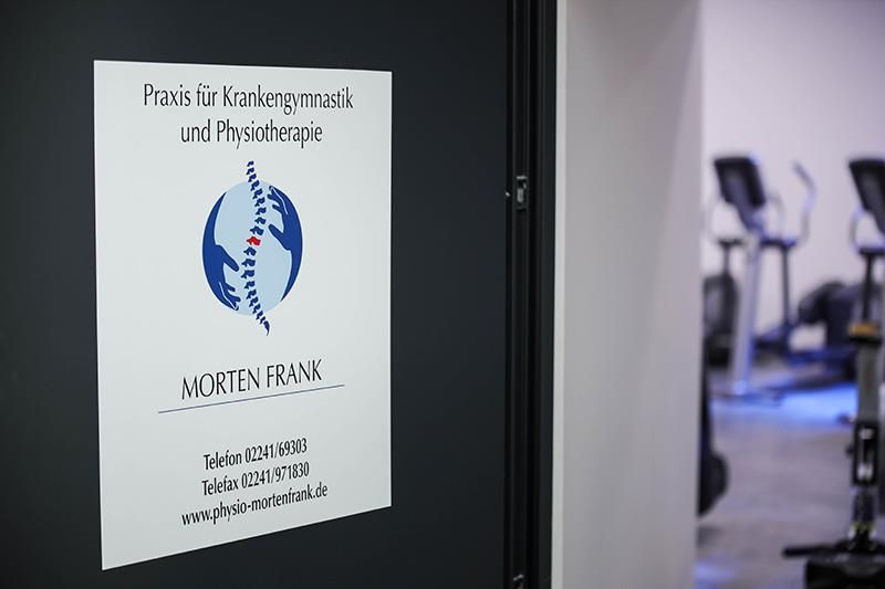 Ein Schild an einer Tür mit der Aufschrift 