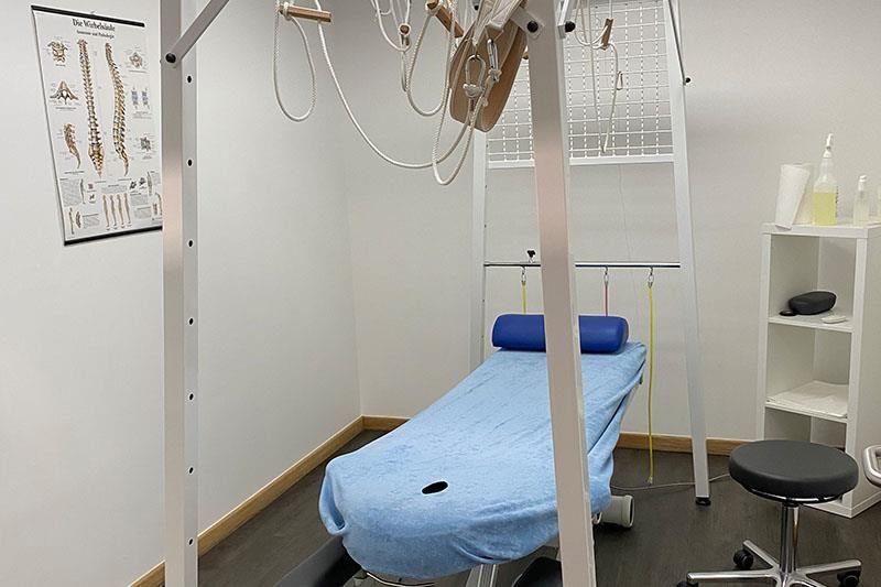 Ein Krankenhauszimmer mit einem Bett und einem Schild an der Wand