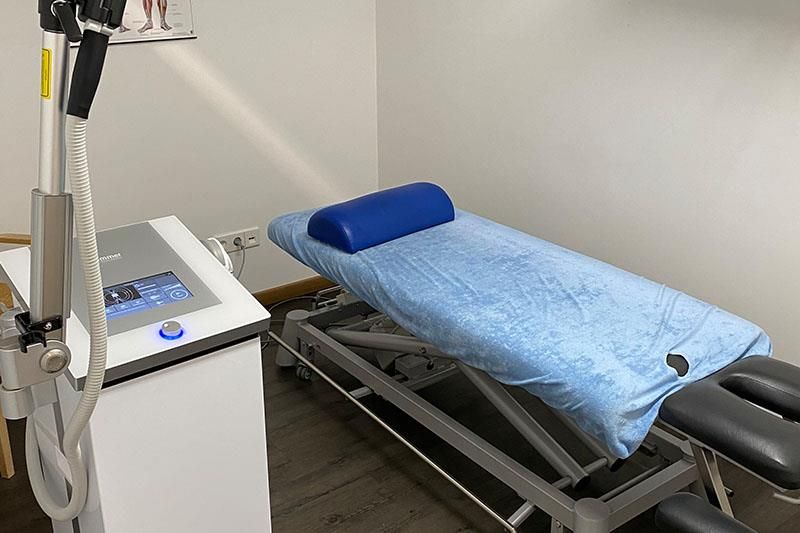 Ein Bett mit einer blauen Decke und einem blauen Kissen darauf in einem Zimmer.