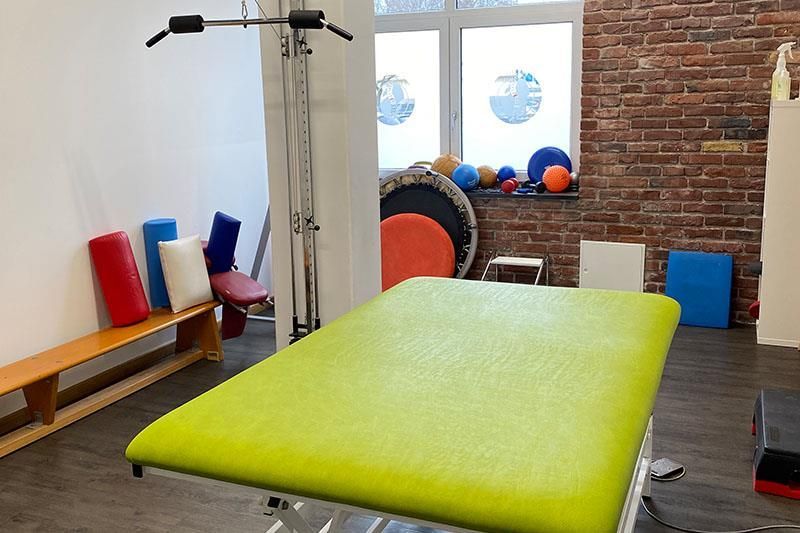 Ein grüner Tisch in einem Raum mit einer Ziegelwand