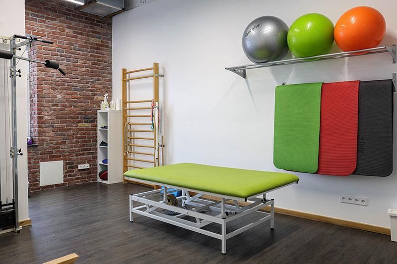 Morten Frank - Praxis für Krankengymnastik und Physiotherapie in Siegburg - Therapieraum mit Therapieliege, Matten und Bällen