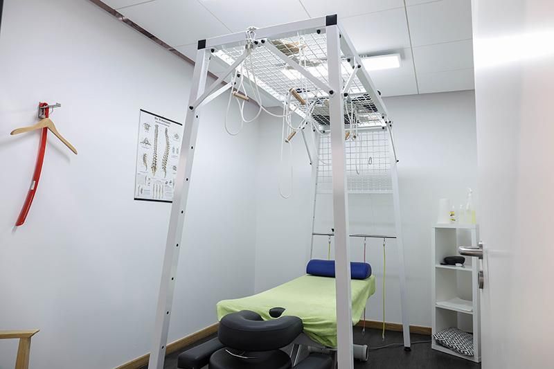 Ein Zimmer mit einem Bett und einer Leiter darin