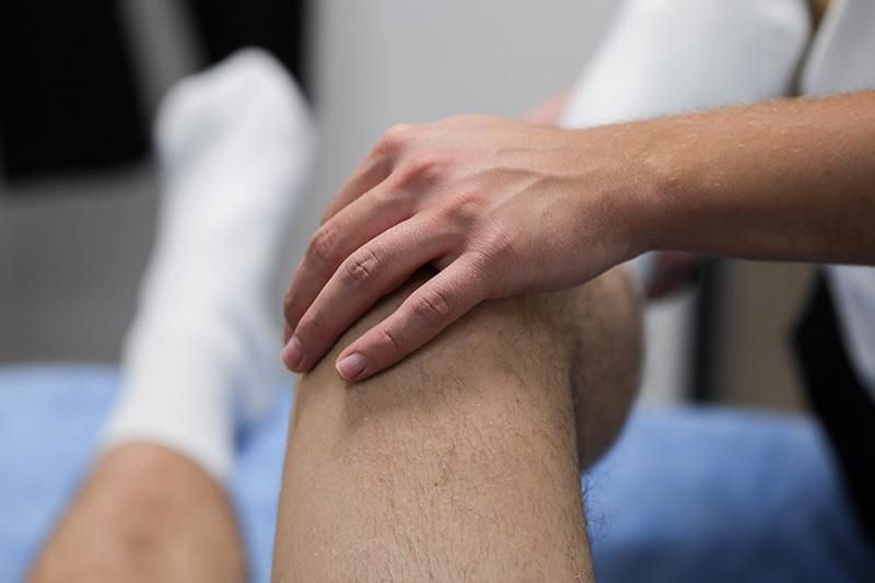 Eine Person bekommt eine Kniemassage.