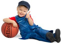 Poika näyttää peukkua