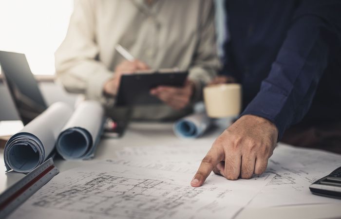 Deux personnes étudiant un plan de construction