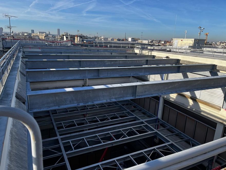 Charpente métallique sur le toit d'un data center