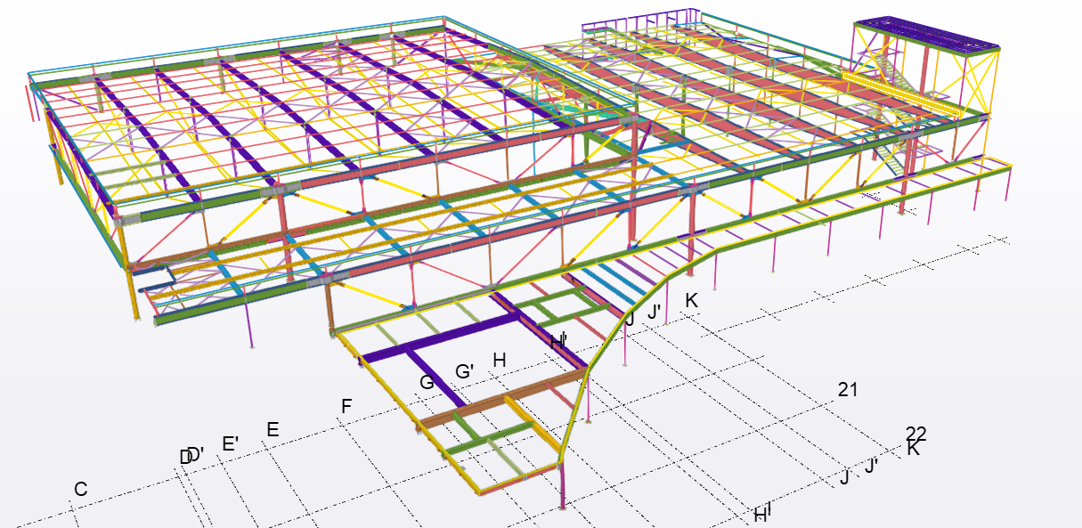 Escalier courbé en métal dans une cour