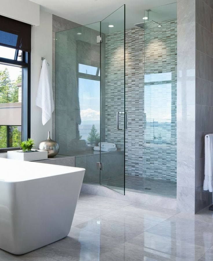 Un baño con bañera y ducha a ras de suelo.