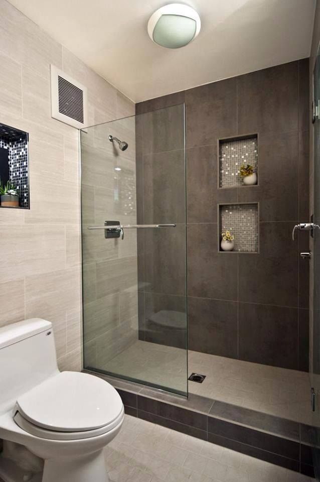Un baño con inodoro y ducha a ras de suelo.