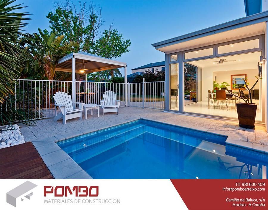 Una gran piscina está en el patio trasero de una casa.