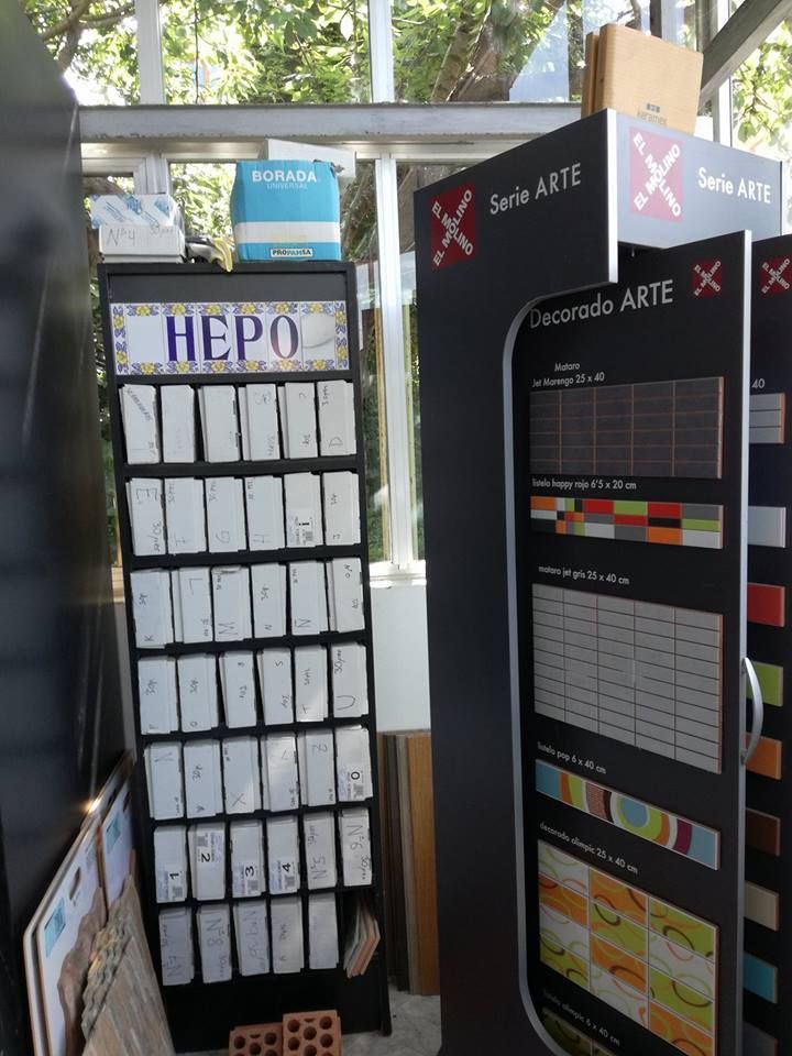 Una exhibición de azulejos con la palabra héroe en ellos