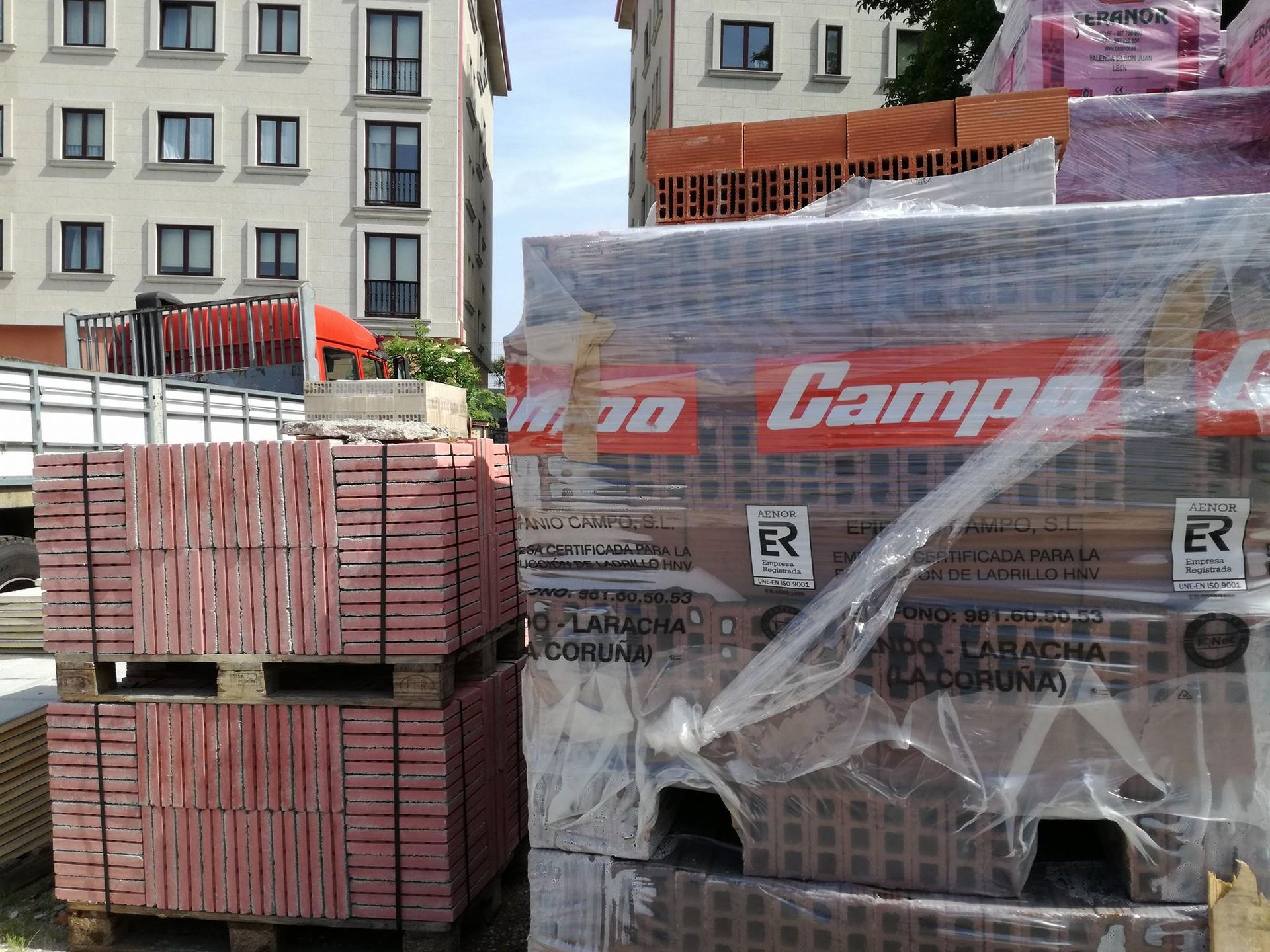 Una pila de ladrillos con la palabra campamento escrita en ella.